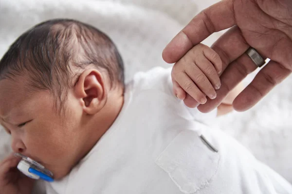 Yeni doğan bebeğe yakın çekim — Stok fotoğraf