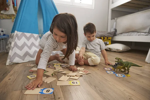 Niños jugando juego de puzzle número —  Fotos de Stock