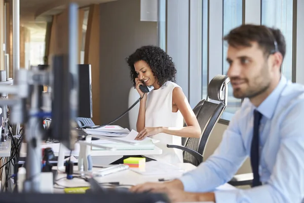 Affärskvinna på telefon på skrivbord — Stockfoto