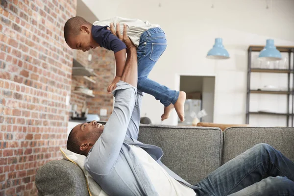 Pai e filho se divertindo — Fotografia de Stock