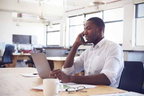 Homme travaillant au bureau — Photo