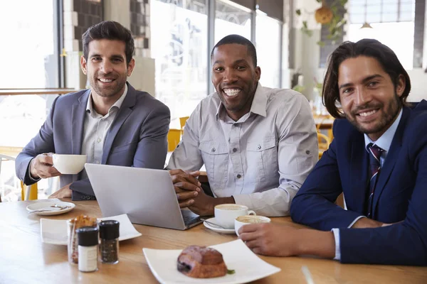 Retrato de tres hombres de negocios — Foto de Stock