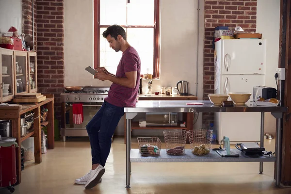 Junger Mann mit Tablet — Stockfoto