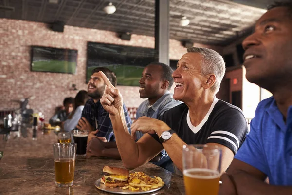 Manliga vänner i sportbaren — Stockfoto