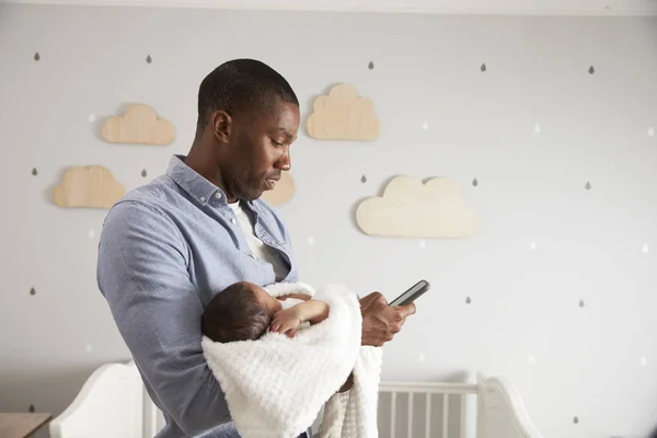 Vater hält neugeborenes Baby — Stockfoto