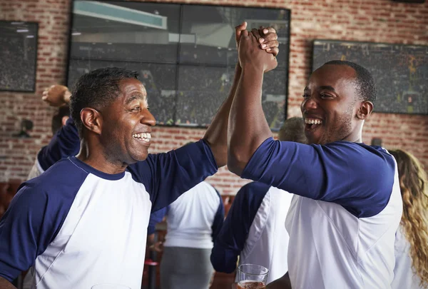 Friends Watching Game — Stock Photo, Image