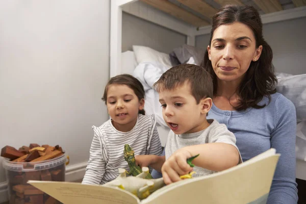 Madre leyendo cuento a los niños —  Fotos de Stock