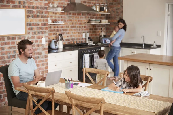 Drukke gezin-Home — Stockfoto