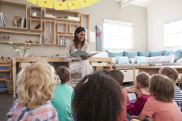 Leraar Montessori school met kinderen — Stockfoto