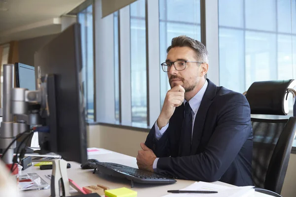 Affärsman sitter vid skrivbordet på kontoret — Stockfoto