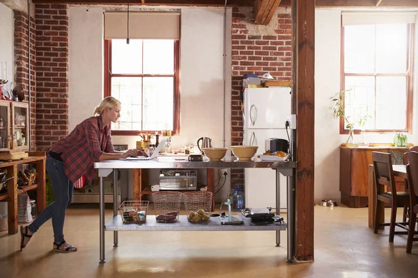 Jonge vrouw met computer — Stockfoto