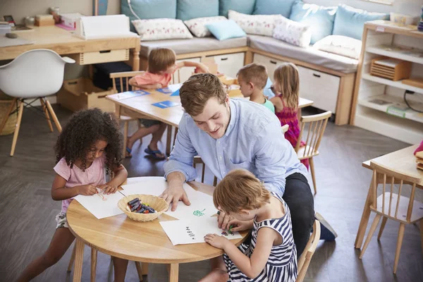 Nauczyciel i uczniowie w szkole Montessori — Zdjęcie stockowe