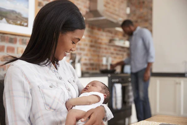 Madre sostiene al hijo recién nacido — Foto de Stock