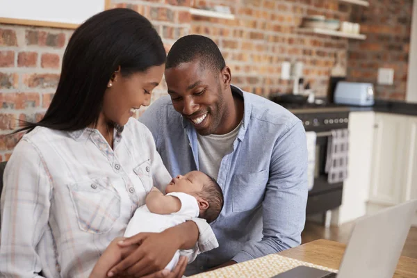 Mère tient le fils nouveau-né avec son père — Photo