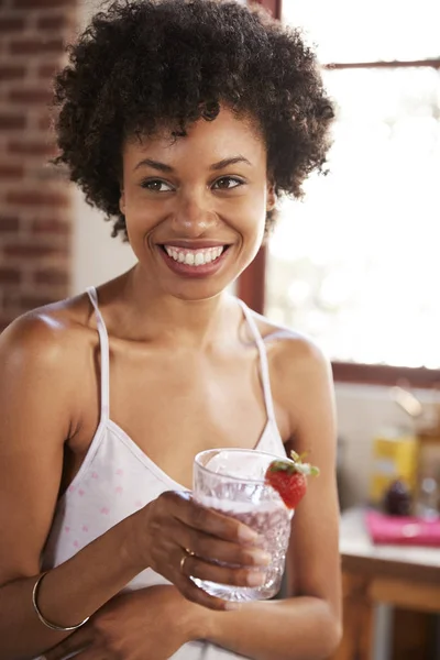 Feliz mujer de raza mixta — Foto de Stock