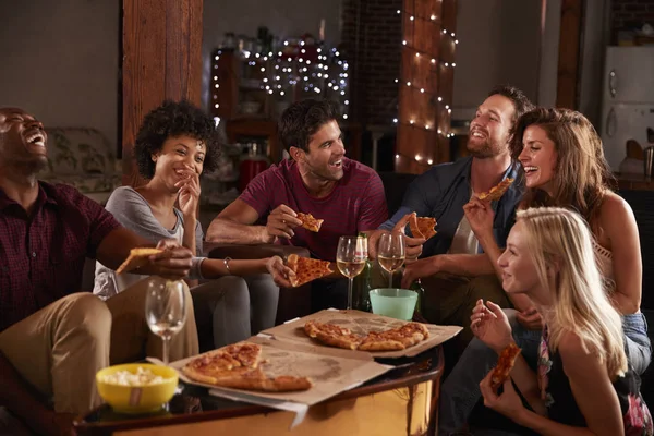 Jovens adultos compartilhando pizzas — Fotografia de Stock