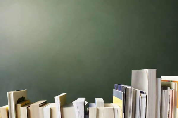 Pizarra de la escuela con libros — Foto de Stock