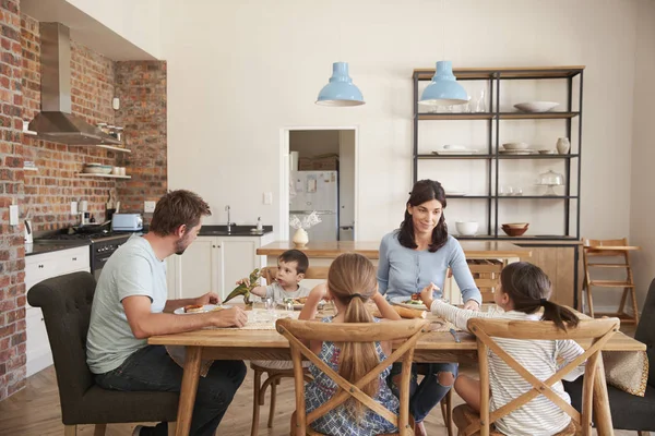 Family Eating Meal — Stock Photo, Image