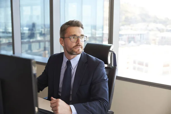 Hombre de negocios sentado en el escritorio en la oficina — Foto de Stock