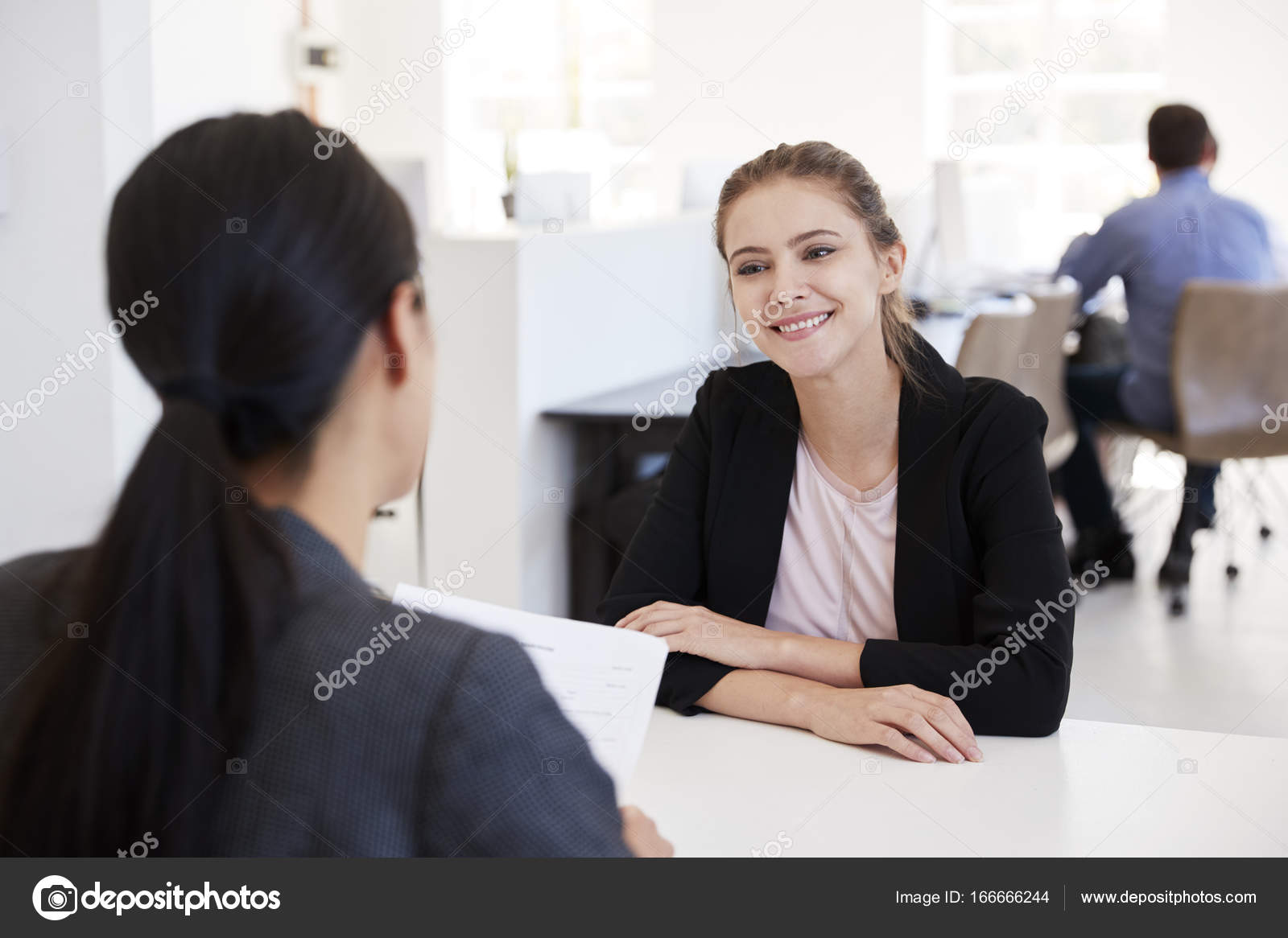 Правильные люди собеседование. Интервью в офисе. Человек на собеседовании. Кадровое интервью. Успешное собеседование.