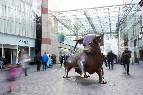 Statue Outside The Bullring Shopping Centre — Stock Photo, Image
