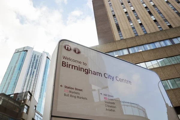 Tájékoztató jel Birmingham város központjában — Stock Fotó