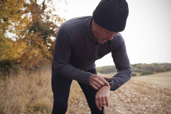 Homem em Autumn Run — Fotografia de Stock