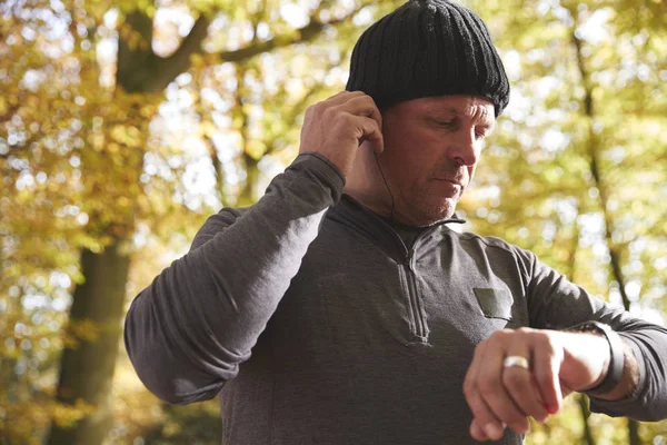 Man On Run Checking Activity Tracker — Stock Photo, Image