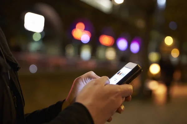 Person som använder mobiltelefon — Stockfoto