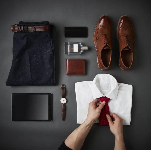 Мужская деловая одежда и цифровой планшет — стоковое фото