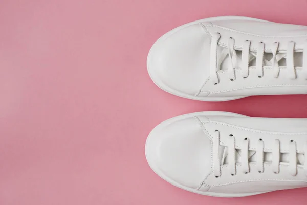 Witte Sneakers op roze — Stockfoto