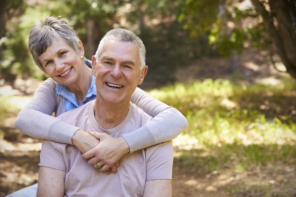 Mature couple sitting in countryside — Stock Photo, Image