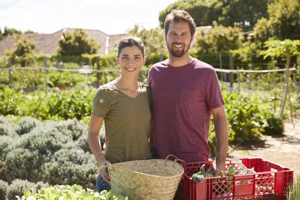 Pareja de pie en el jardín del campo — Foto de Stock