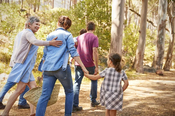 Familie plezier buiten wandelen — Stockfoto