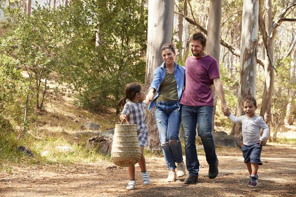 Familie plezier buiten wandelen — Stockfoto