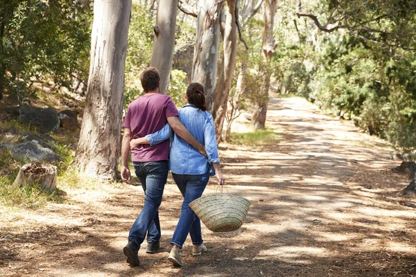 Paar lopen samen — Stockfoto