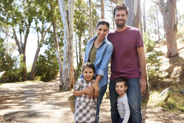 Família se divertindo andando ao ar livre — Fotografia de Stock