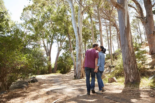 Casal caminhando juntos — Fotografia de Stock