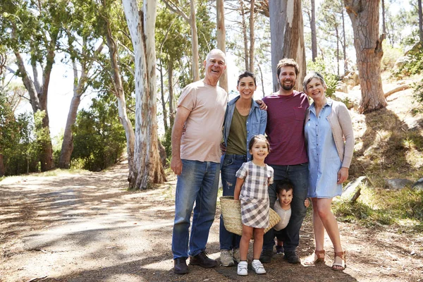 Rodina baví procházky venku — Stock fotografie