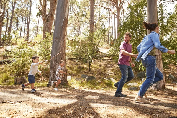 Família se divertindo andando ao ar livre — Fotografia de Stock