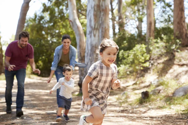 Семья веселится гуляя на открытом воздухе — стоковое фото