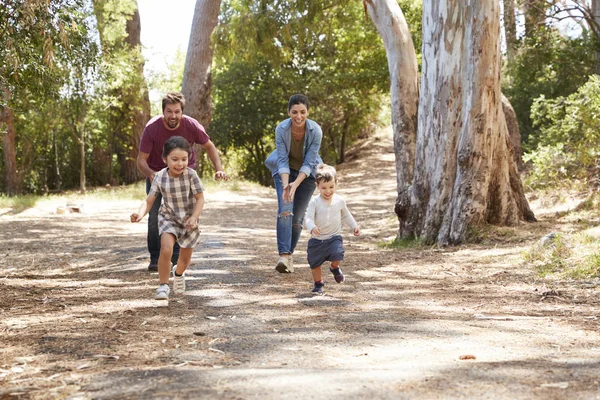 Familjen ha roligt promenader utomhus — Stockfoto