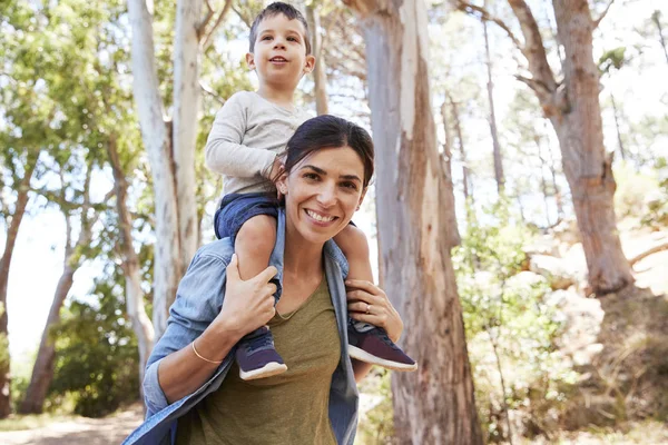 Son riding on mothers shoulders — Stock Photo, Image