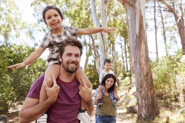 Família se divertindo andando ao ar livre — Fotografia de Stock