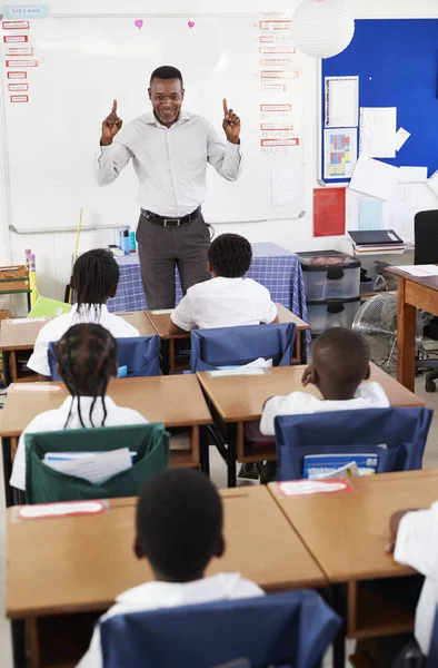 Insegnante di fronte all'aula dei bambini della scuola — Foto Stock