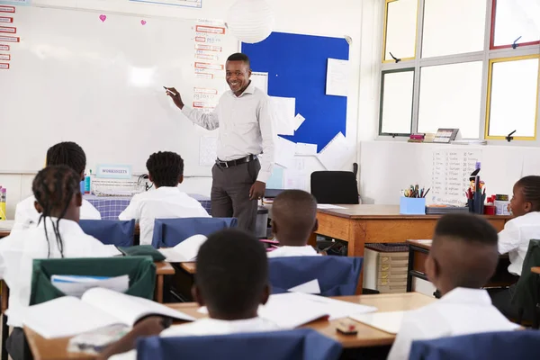 Lärare använder whiteboard på grundskola — Stockfoto