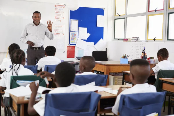 Profesora enseñando niños — Foto de Stock