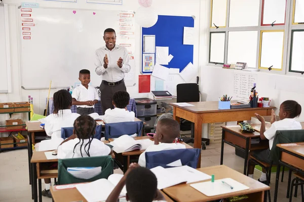 Insegnante prendere lezione di scuola elementare — Foto Stock