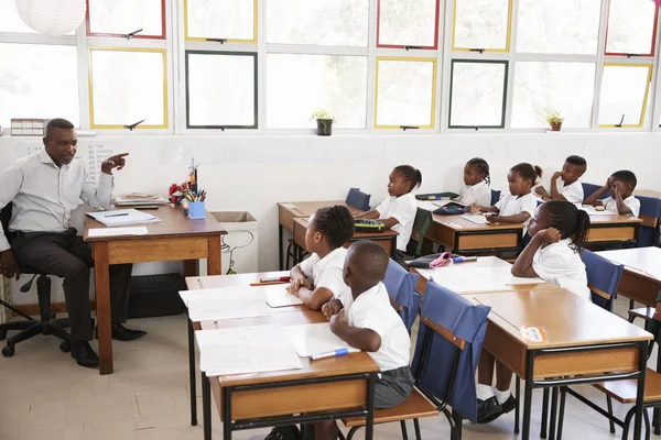 Insegnante insegnare ai bambini — Foto Stock