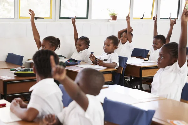 Bambini alzare le mani durante la lezione — Foto Stock